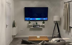 The Airport Flat - Newly Renovated & Free Parking