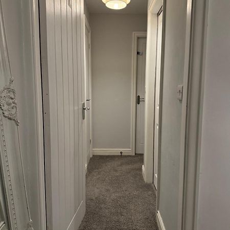 The Airport Flat - Newly Renovated & Free Parking Apartment Leeds  Exterior photo