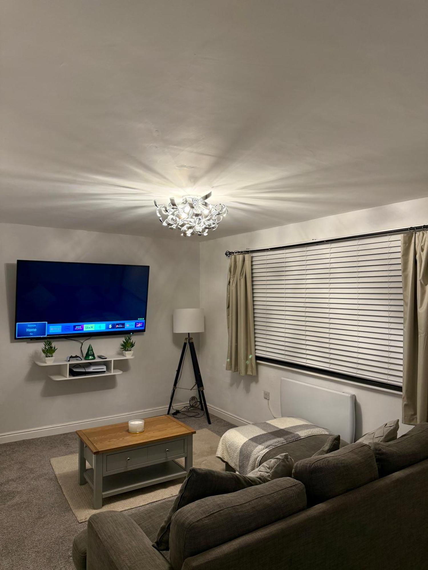 The Airport Flat - Newly Renovated & Free Parking Apartment Leeds  Exterior photo