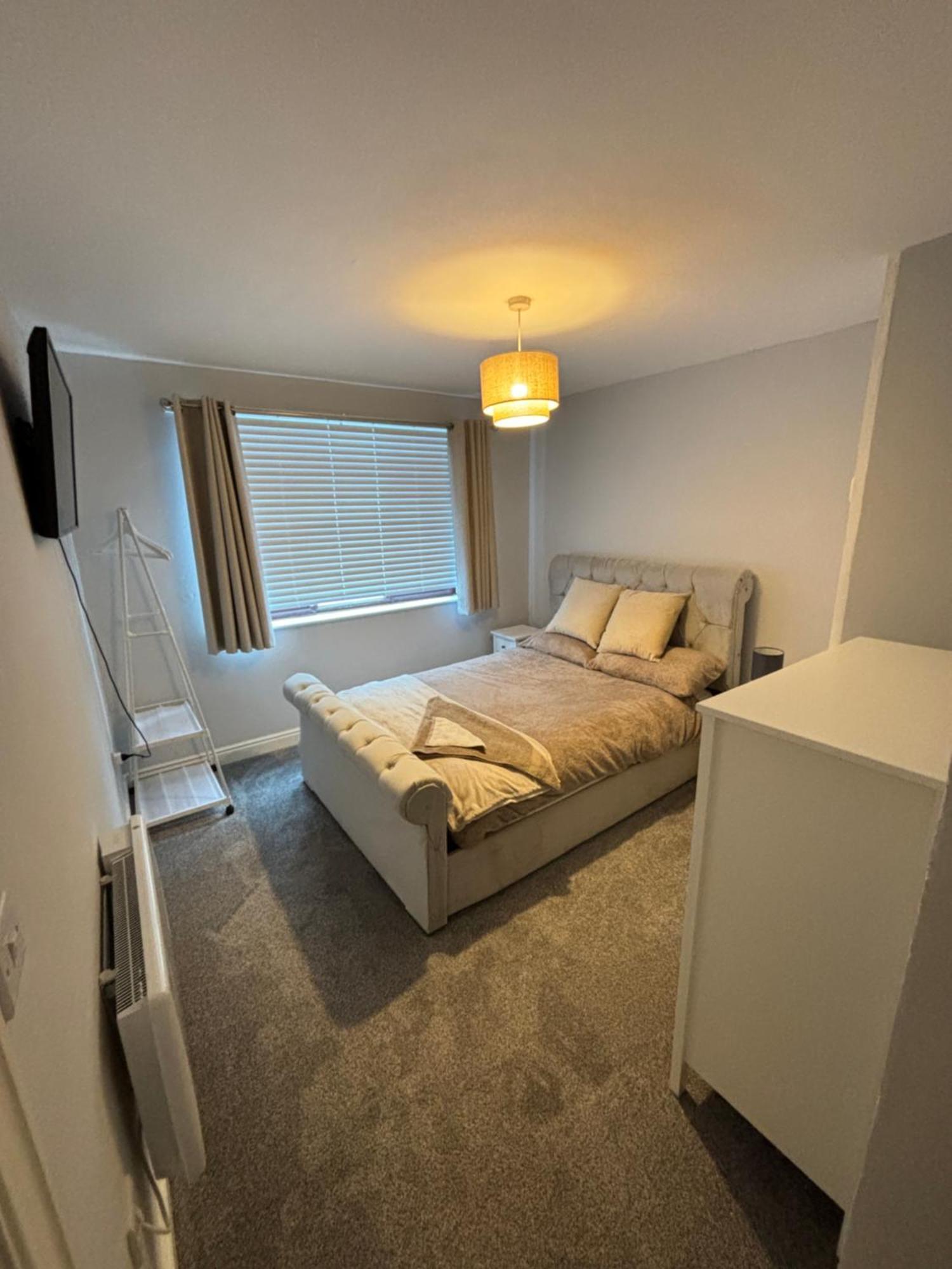 The Airport Flat - Newly Renovated & Free Parking Apartment Leeds  Exterior photo